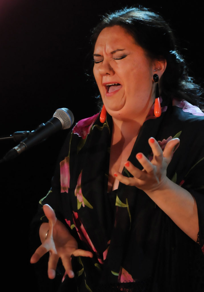 chanteuse de flamenco yeux fermés mains tendues
